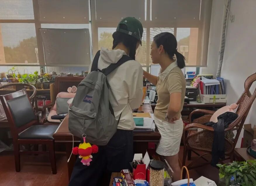 九龙湖村副书记为团队成员讲解乡村现状