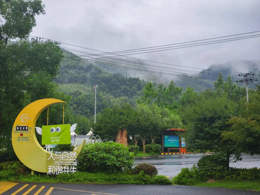 图为月亮桥村景观