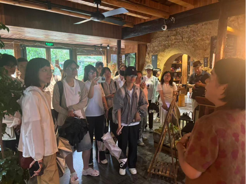 图为“月亮姐姐”向团队介绍民宿发展