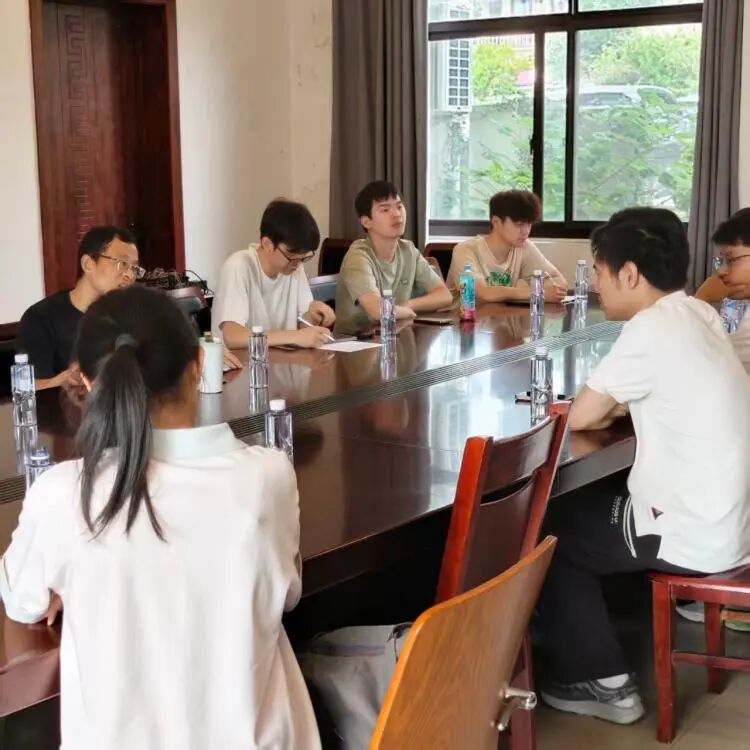 图4孟明浩老师与莫干山镇人民政府党政办及度假区综合科负责人交谈