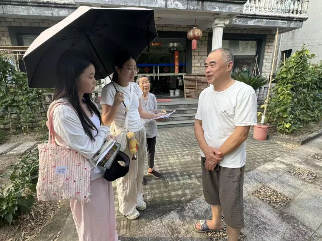 图为实践团访谈农家乐经营者