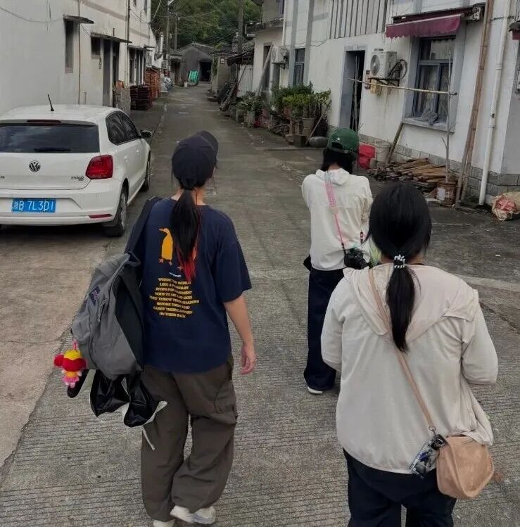 实践团村内走访实拍