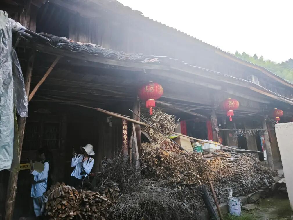 图为团队实地测绘、拍照的现场照片