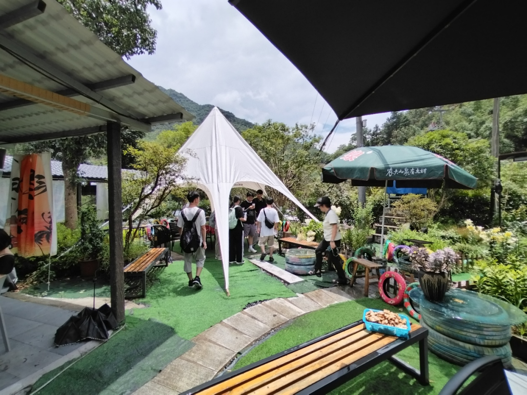 图2为团队在庭院中实地调研植物配置