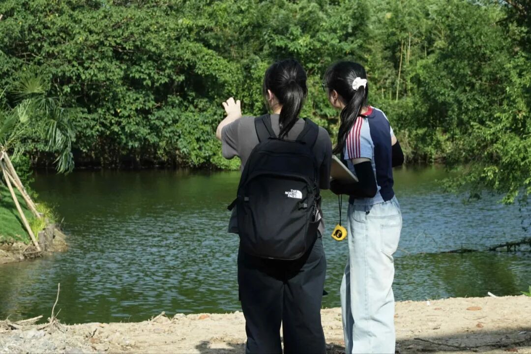 图为实践团成员在百家洋小岛公园进行现场踏勘与数据记录