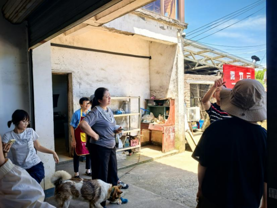 图为成员进行村民访谈