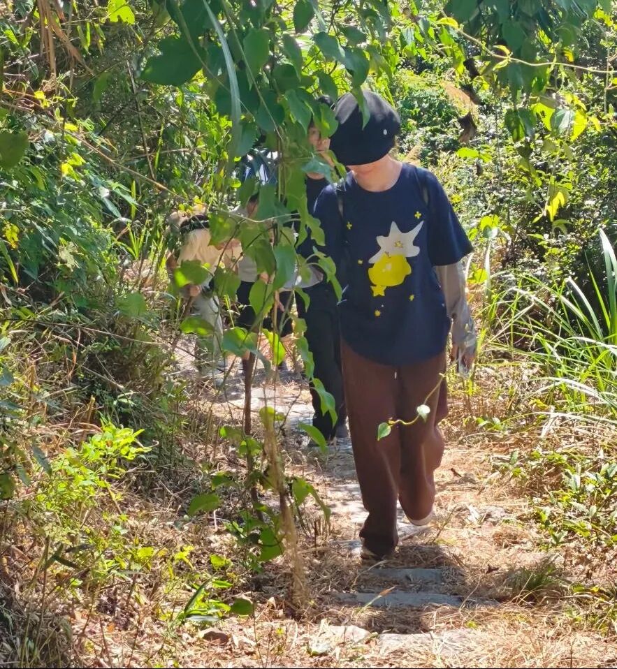 图为团队成员徒步苍岭古道