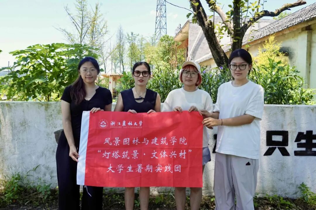 图为实践团成员与“时序·野草集”主理人合影