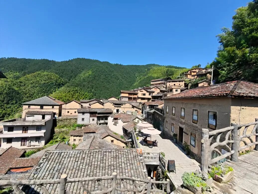 图为沿山势展开的陈家铺村传统建筑与村落景观