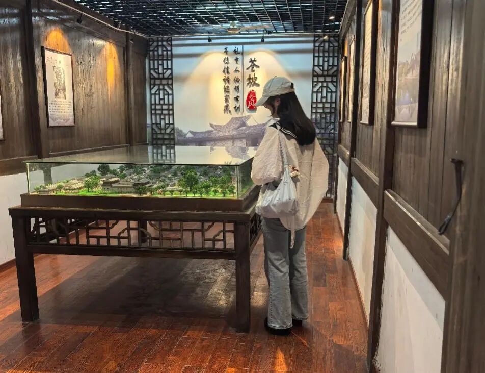 图为实践团阅览苍坡古村风貌及史料资料