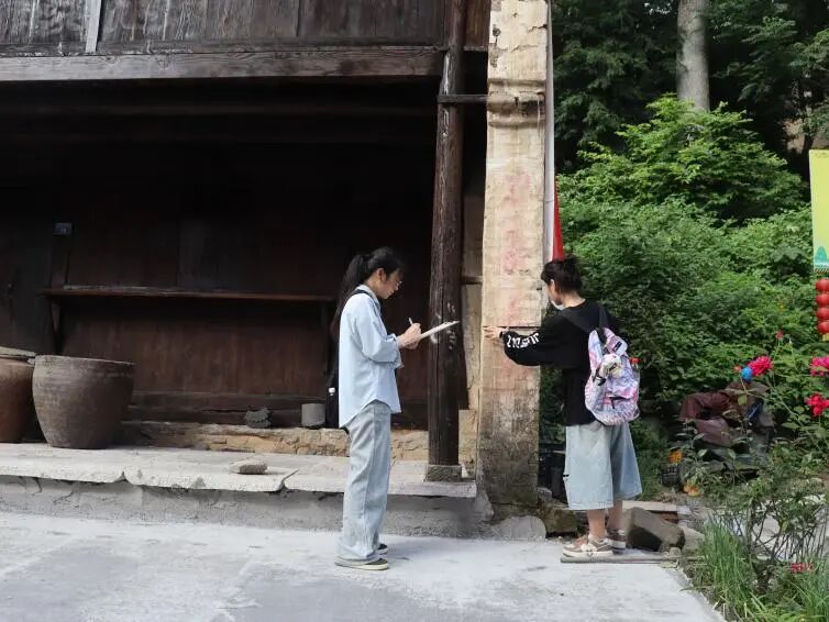 图为团队进入闲置农房测量、记录尺寸的照片