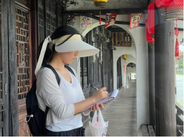 图为队员对数据进行记录