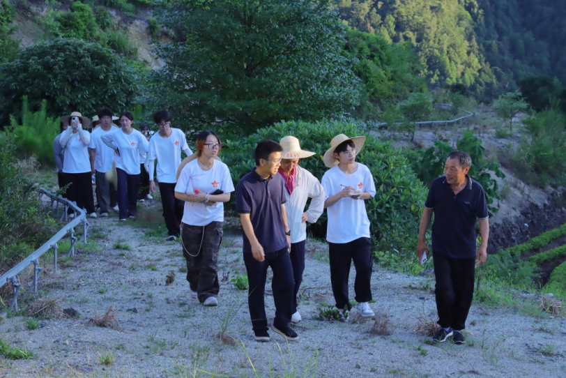图2实践团向汤部长学习交流