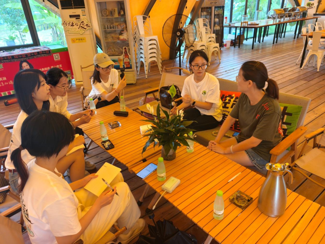 图为对露营基地老板娘访谈