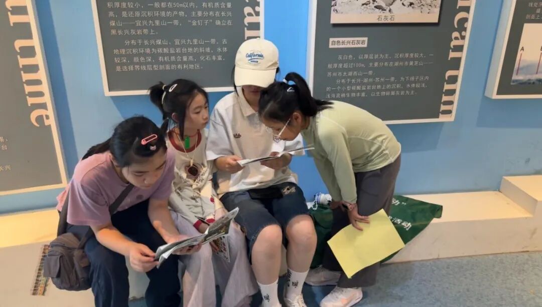 实践团成员利用自制贴纸与小朋友展开趣味科普互动