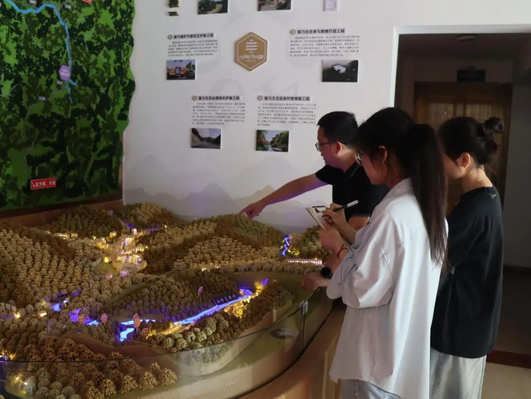 图为团队现场了解村庄房屋整体布局