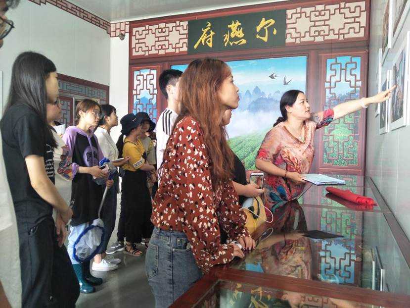 袁总向成员介绍澄潭茶厂