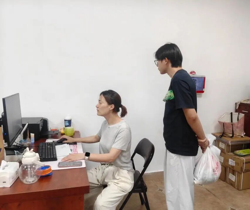 图为团队成员与村干部交流上田村非遗体育发展现状