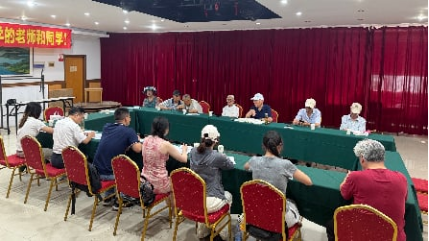 图2成员与新安江水电站建设者集体座谈会