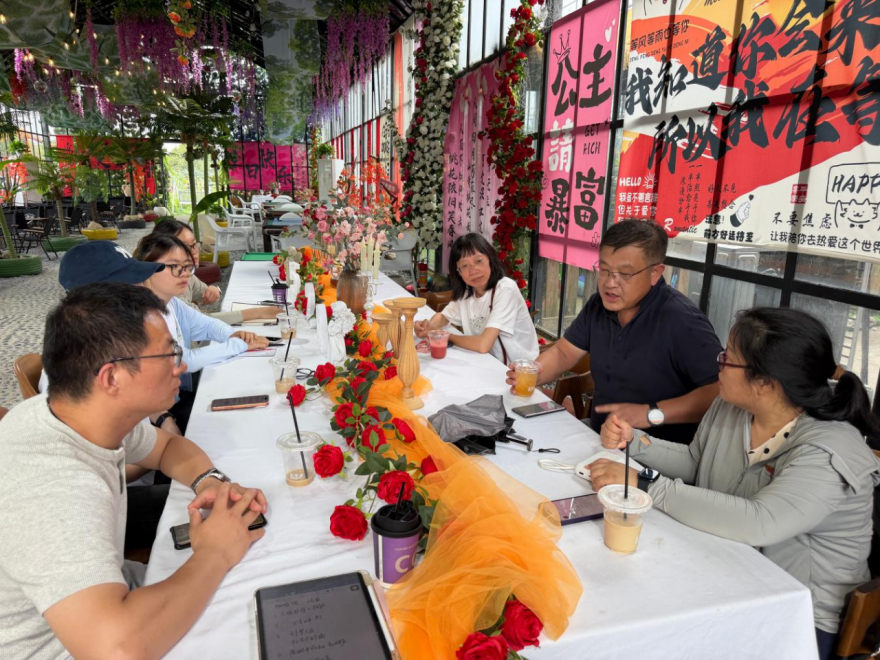 图为对云上牧野研学负责人的采访