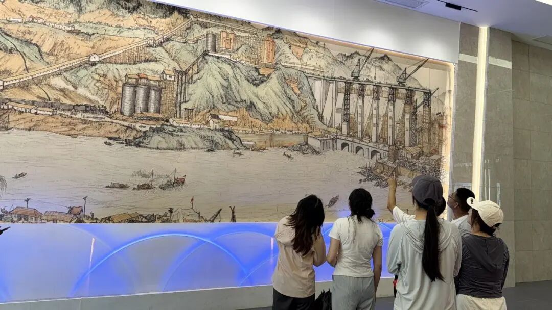 图2实践团参观展览馆藏品