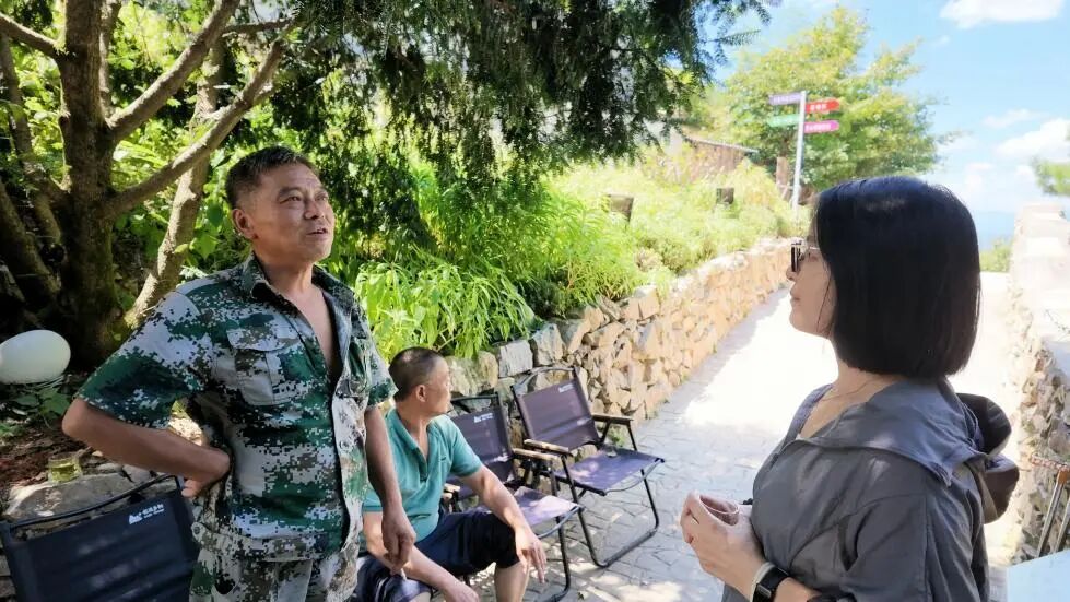 图为实践团队与护林员和村民交流