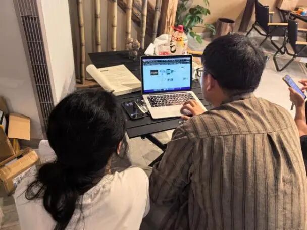 图为数字游民给团队介绍AI技术的运用