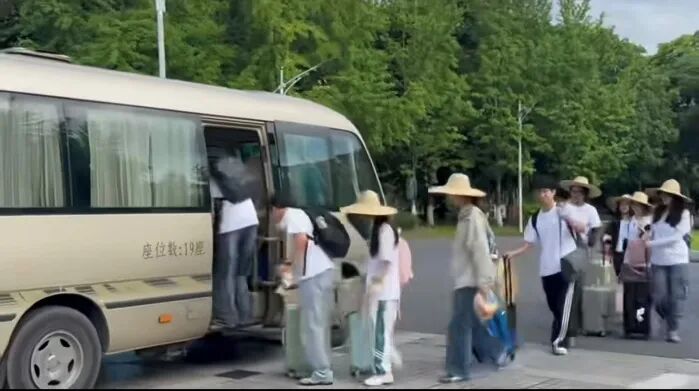 图 4 团队集体搬运物资