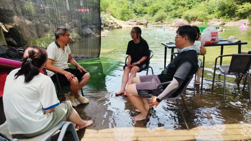 图为团队正在通过采访经营者调查庭院痛点