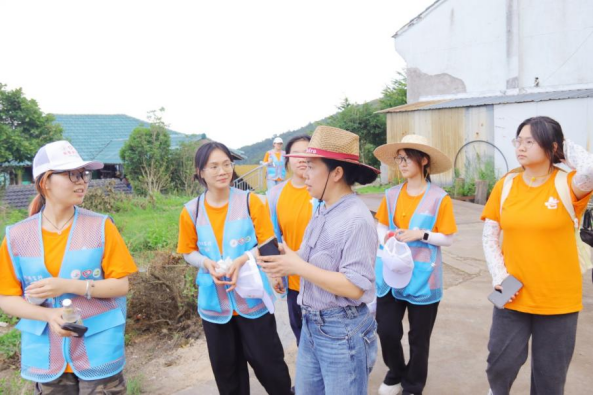 图为实践团向茶婆学习交流