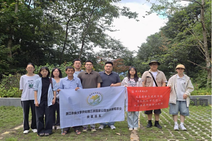 图为实践团在齐溪镇山林蜂场前合影