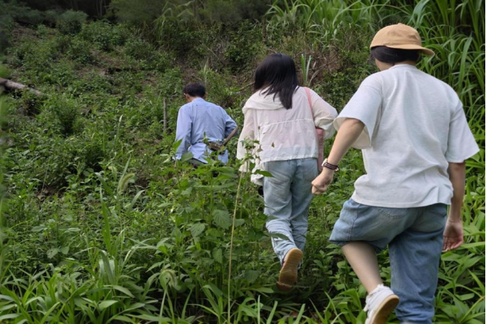 图为队员跟随蜂农上山勘察黑熊出没的蜜源实地