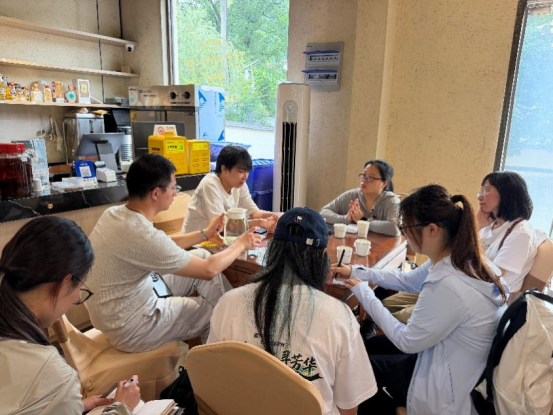 图4实践团采访月亮桥村乡村运营师