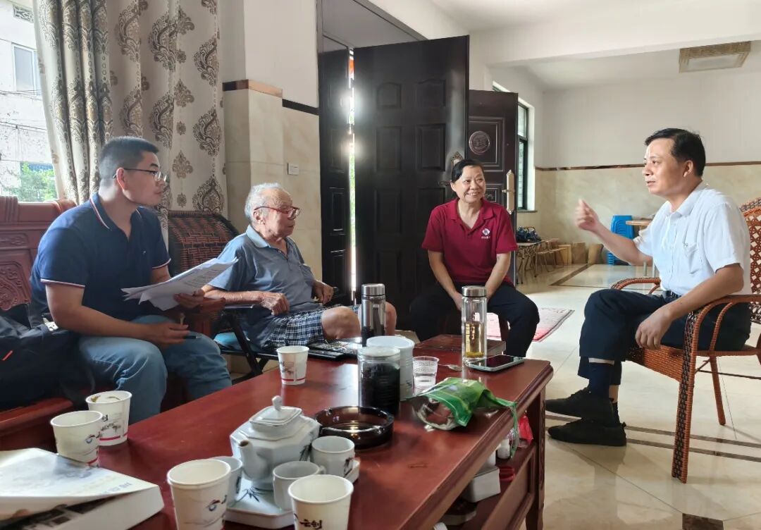 图1实践队员访谈水电站原食堂职工乐绍刚