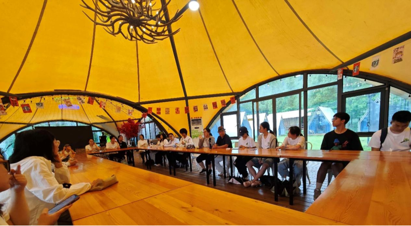 图为实践团与村干部开展座谈会