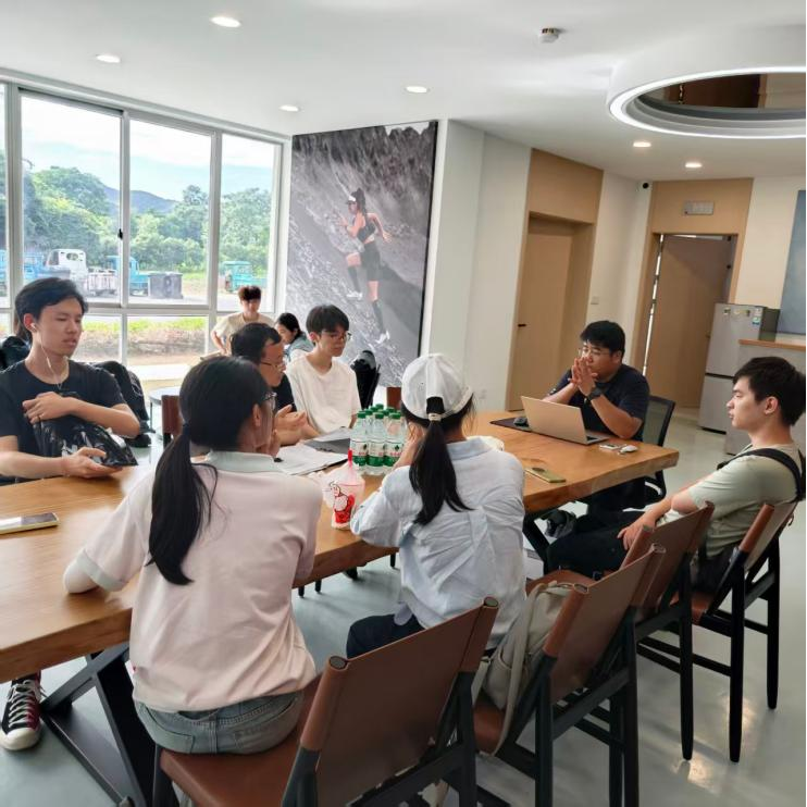 图2德清朗途体育文化发展有限公司区域经理万聪向浙江农林大学师生分享经验