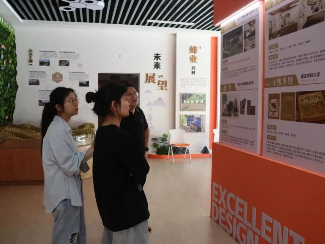 图为团队成员在共富馆内参观