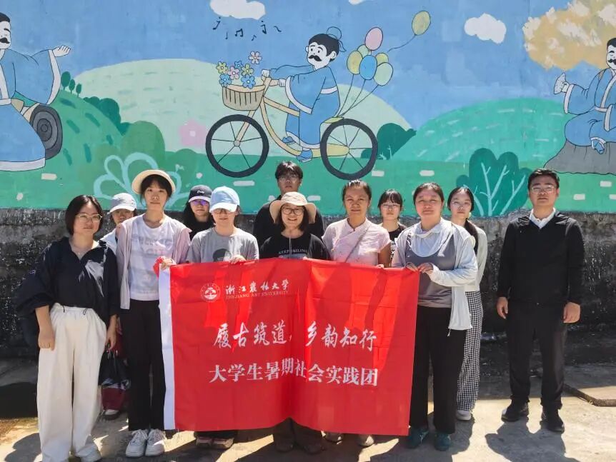 图为调研团队在郭文文化墙前合影
