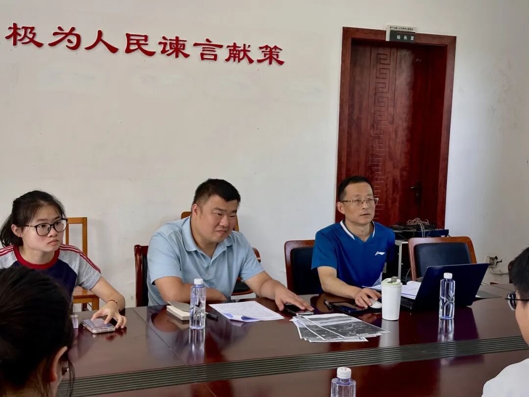 图为实践团指导老师孟明浩、张孟镇及学生代表发言