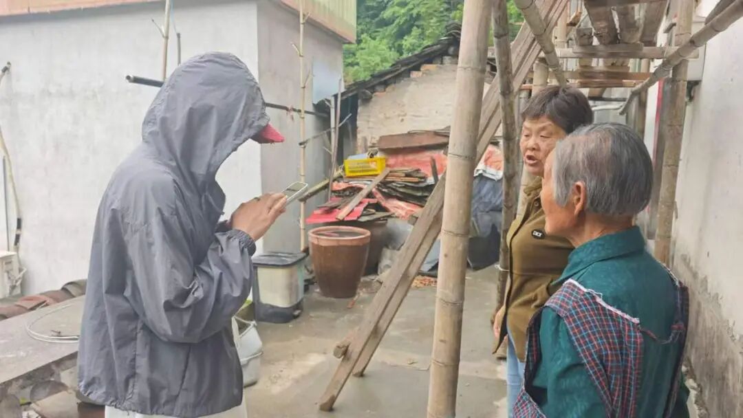 团队成员与村民进行交流沟通