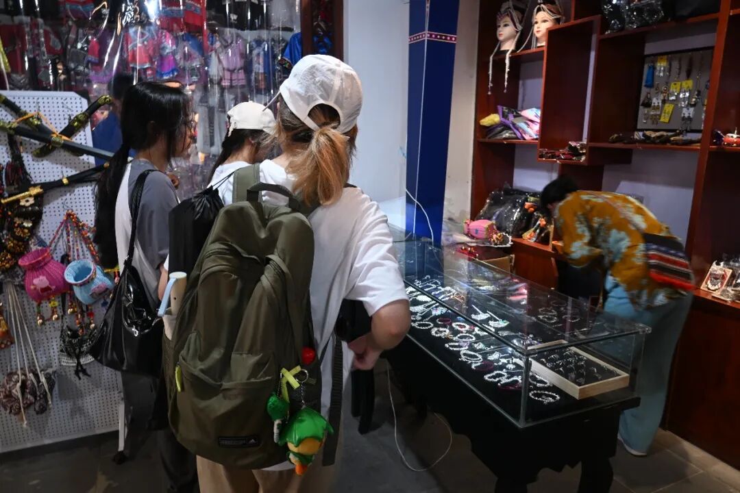 图为实践队员调研畲族银饰文创发展