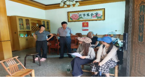 图为实践团与村民展开访谈