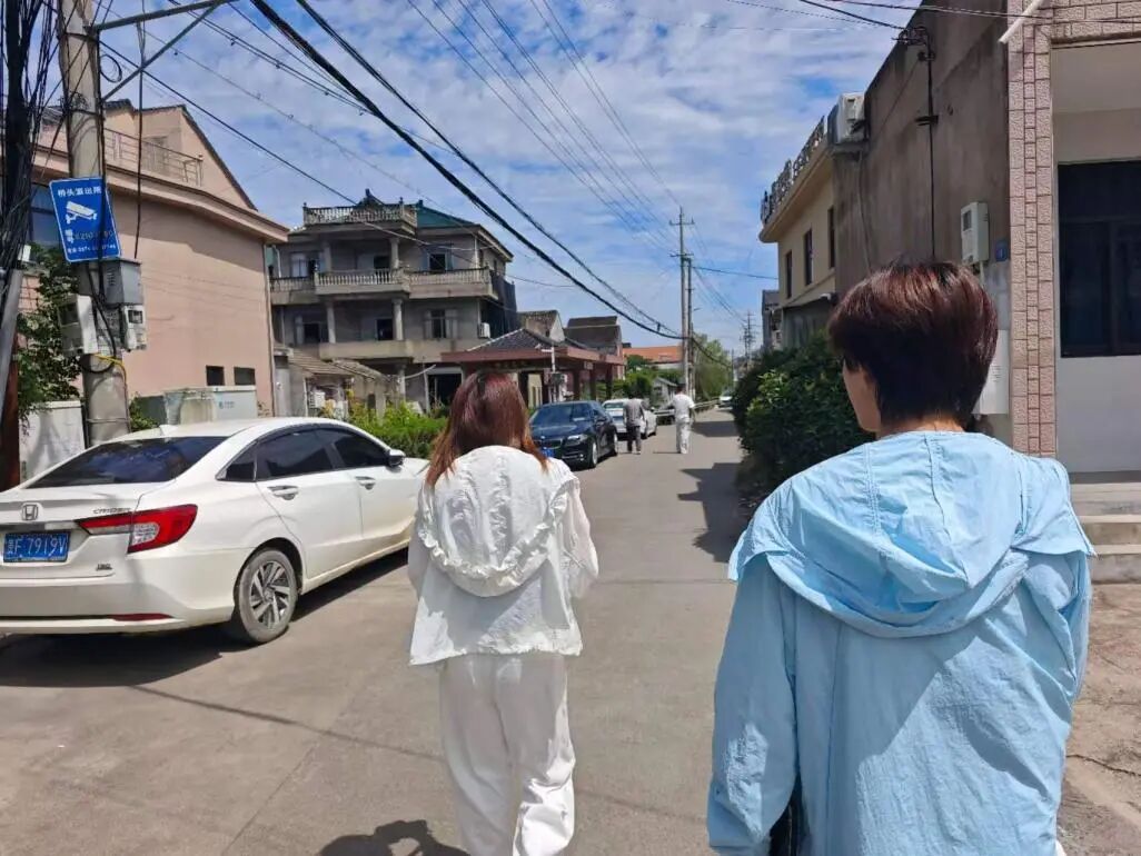 团队成员实地走访村落