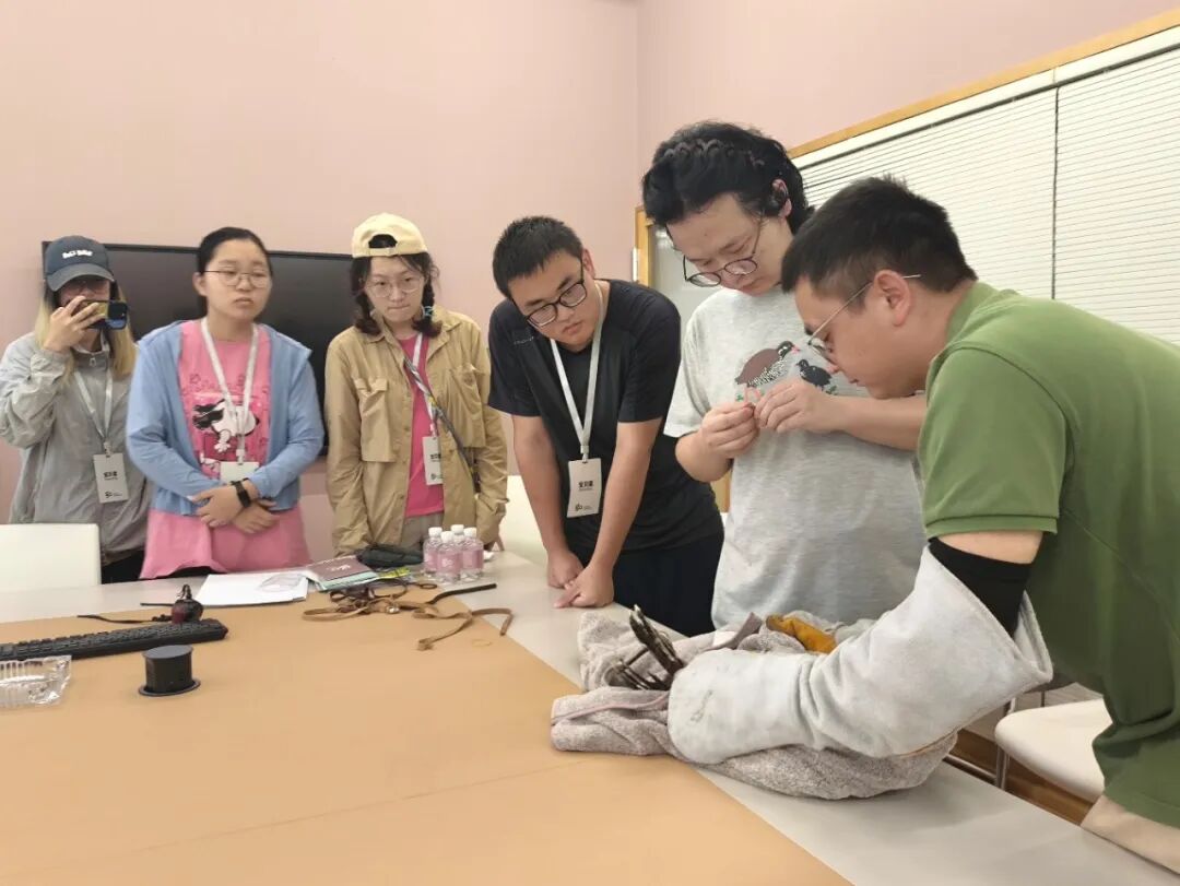 图为带队老师向实践团成员讲解救助器械