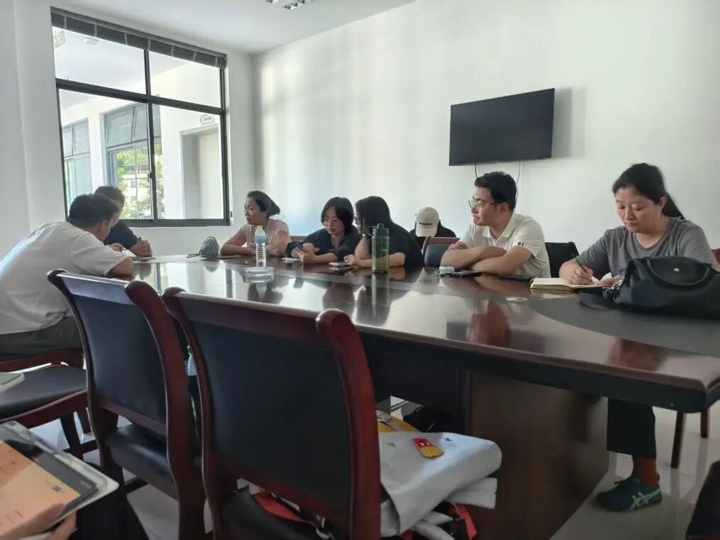图为实践团拍摄的村委会座谈