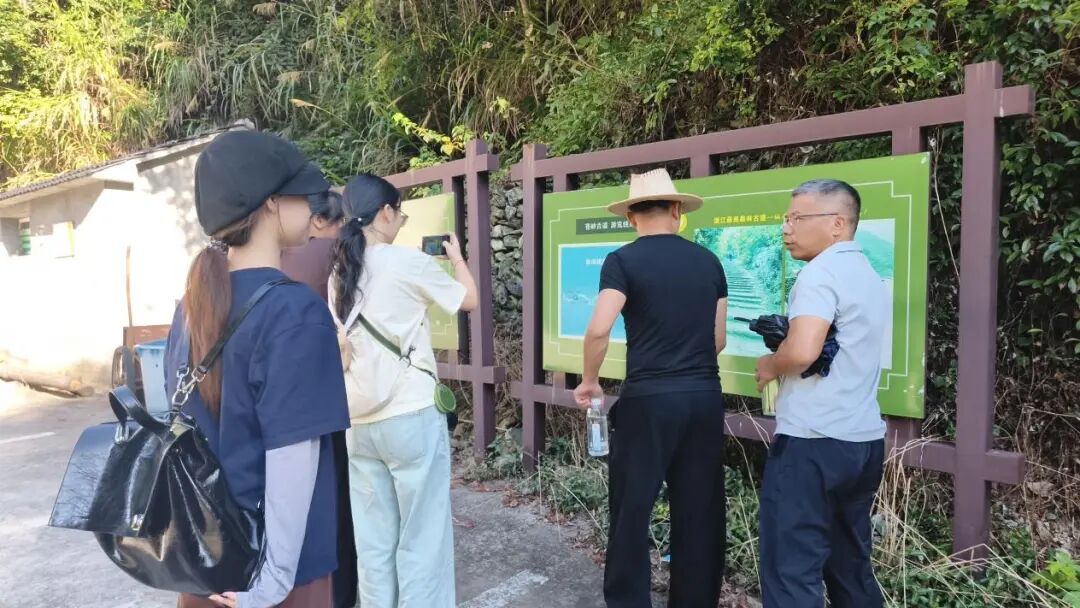 图为戴书记为团队成员讲解苍岭古道