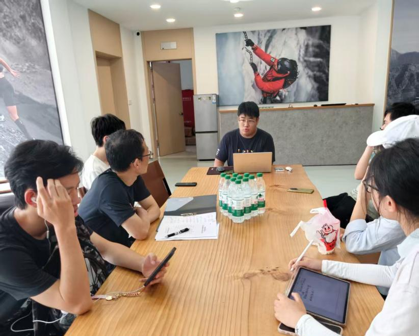 图1德清朗途体育文化发展有限公司区域经理万聪向浙江农林大学师生分享经验