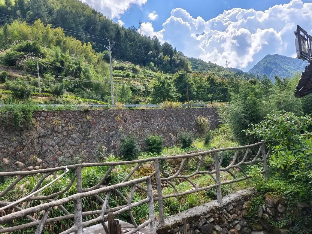图为陈家铺村周边与山地聚落相互映衬的景观