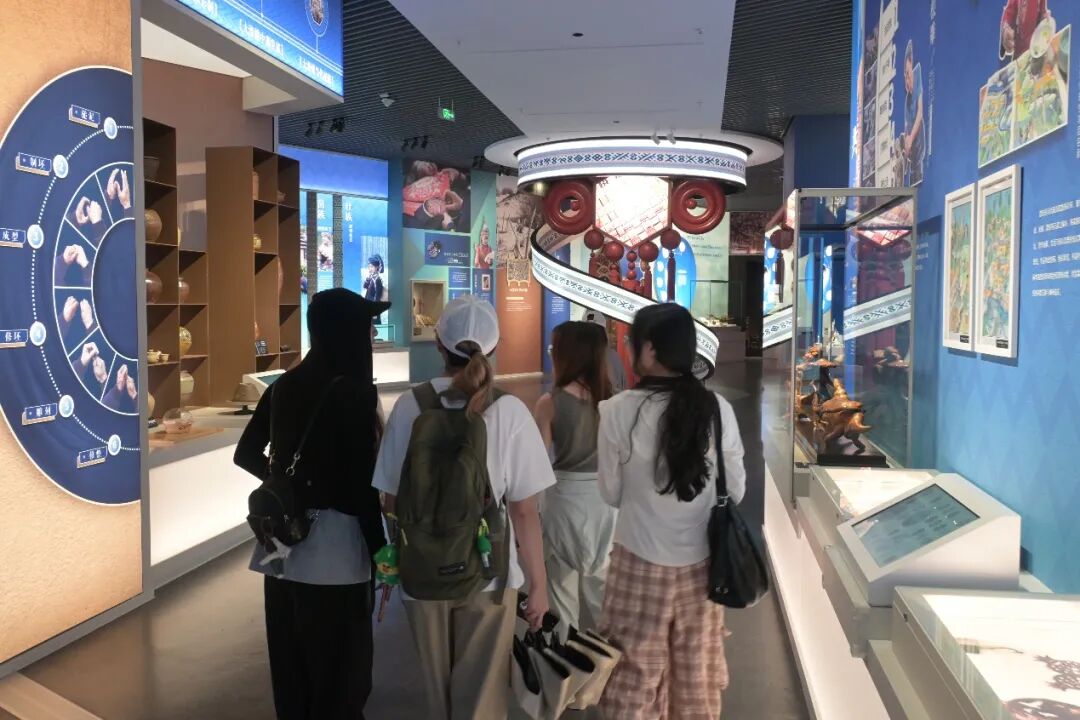 图为实践团成员讨论非遗传承活化方案