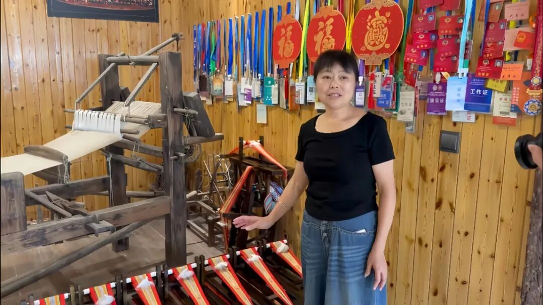 图为国家级畲族彩带编织技艺传承人蓝延兰